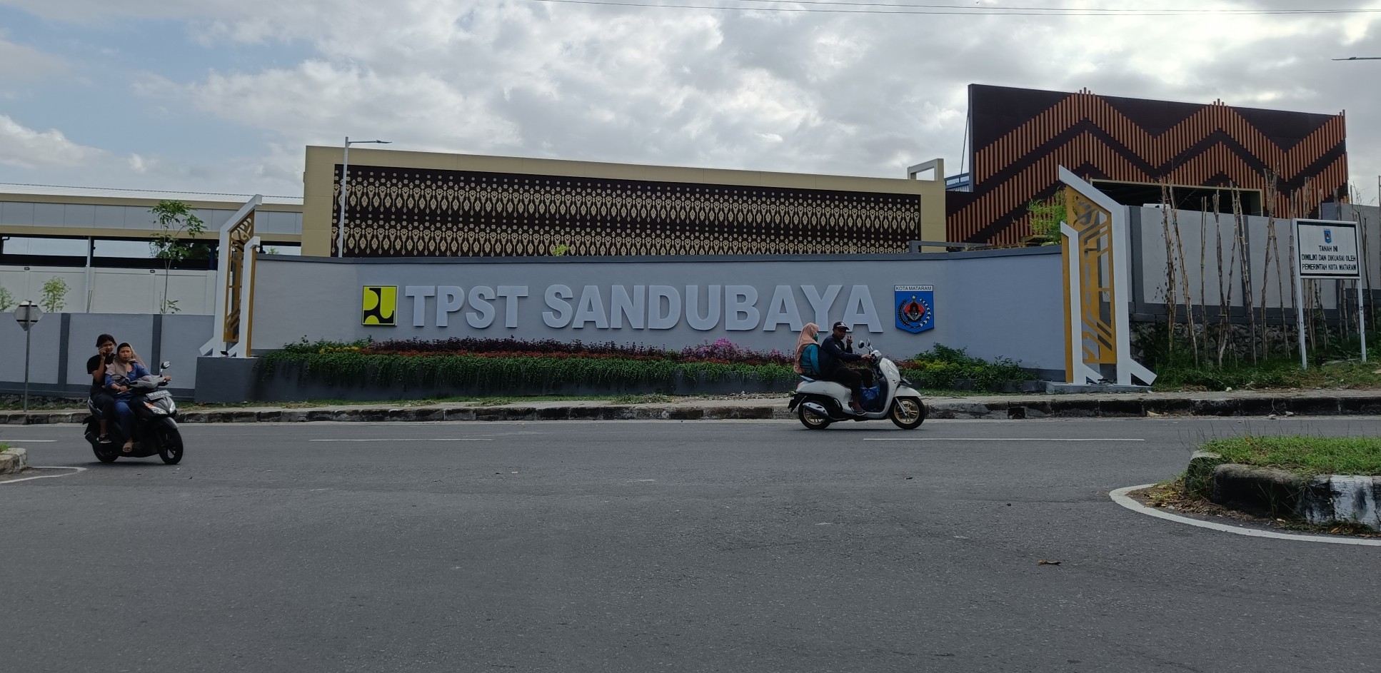 ERA BARU PERSAMPAHAN: Pengendara melintas di depan gedung TPST Modern Sandubaya, kemarin (4/7). (ZAD/LOMBOK POST)