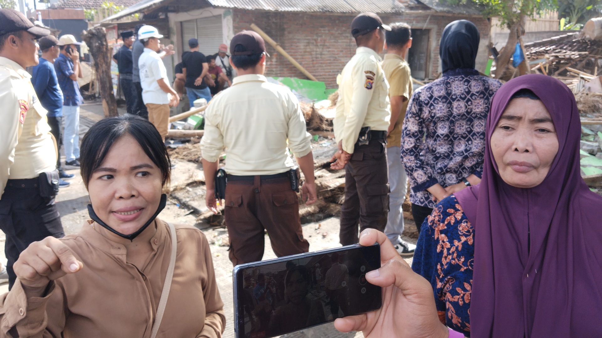 TAK ADA TALI ASIH: Sebagai ahli waris Maesarah dan Muni merasa dirugikan dengan penggusuran lahan pihak ITDC di Dusun Kuta 3, Desa Kuta, KEK Mandalika, Kecamatan Pujut, Loteng. (Dewi/Lombok Post)