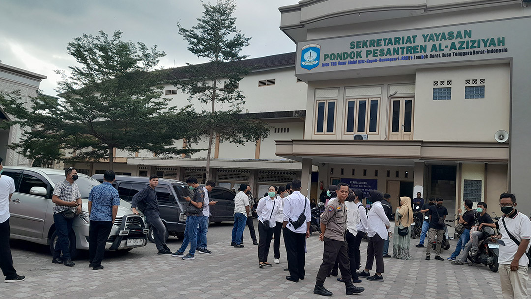 DATANGI PONPES: Sejumlah aparat Polresta Mataram turun ke Ponpes Al-Aziziyah Gunungsari, kemarin (5/7). (TONI/LOMBOK POST)