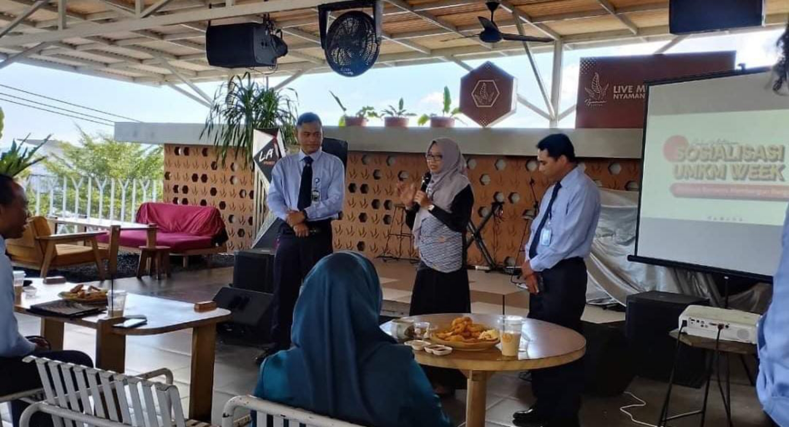 PEKAN UMKM: Kepala Disdag NTB Baiq Nelly Yuniarti (tengah) menjelaskan terkait ekspor dalam kegiatan UMKM Week 2024, Kamis (4/7).(IST/LOMBOK POST)
