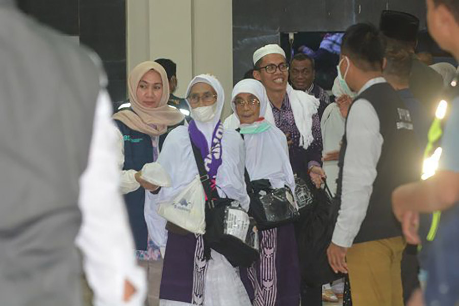 SELAMAT DATANG KEMBALI: Para jamaah haji Kloter 6 asal Lotim, Sumbawa Barat dan Sumbawa saat tiba di Asrama Haji Debarkasi Lombok, di akhir Juni lalu. (KANWIL KEMENAG NTB FOR LOMBOK POST)