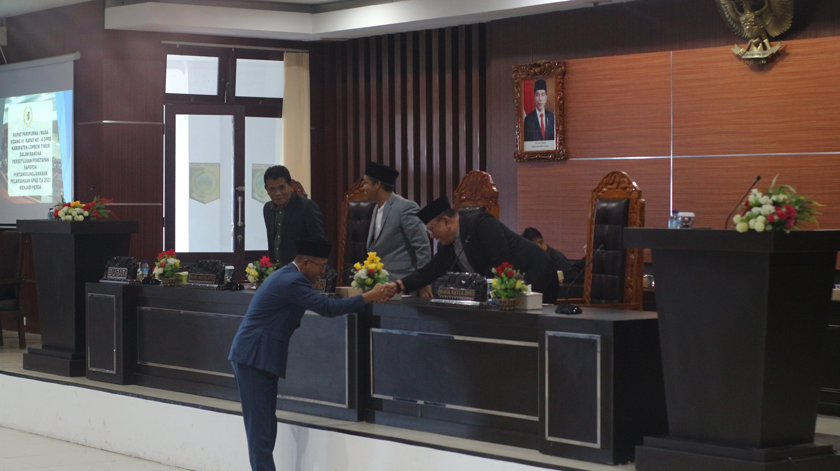 RAPAT PARIPURNA: Dewan Perwakilan Rakyat Daerah (DPRD) Lombok Timur (Lotim) bersama PJ Bupati Lotim saat melakukan rapat paripurna. (SUPARDI/LOMBOK POST)
