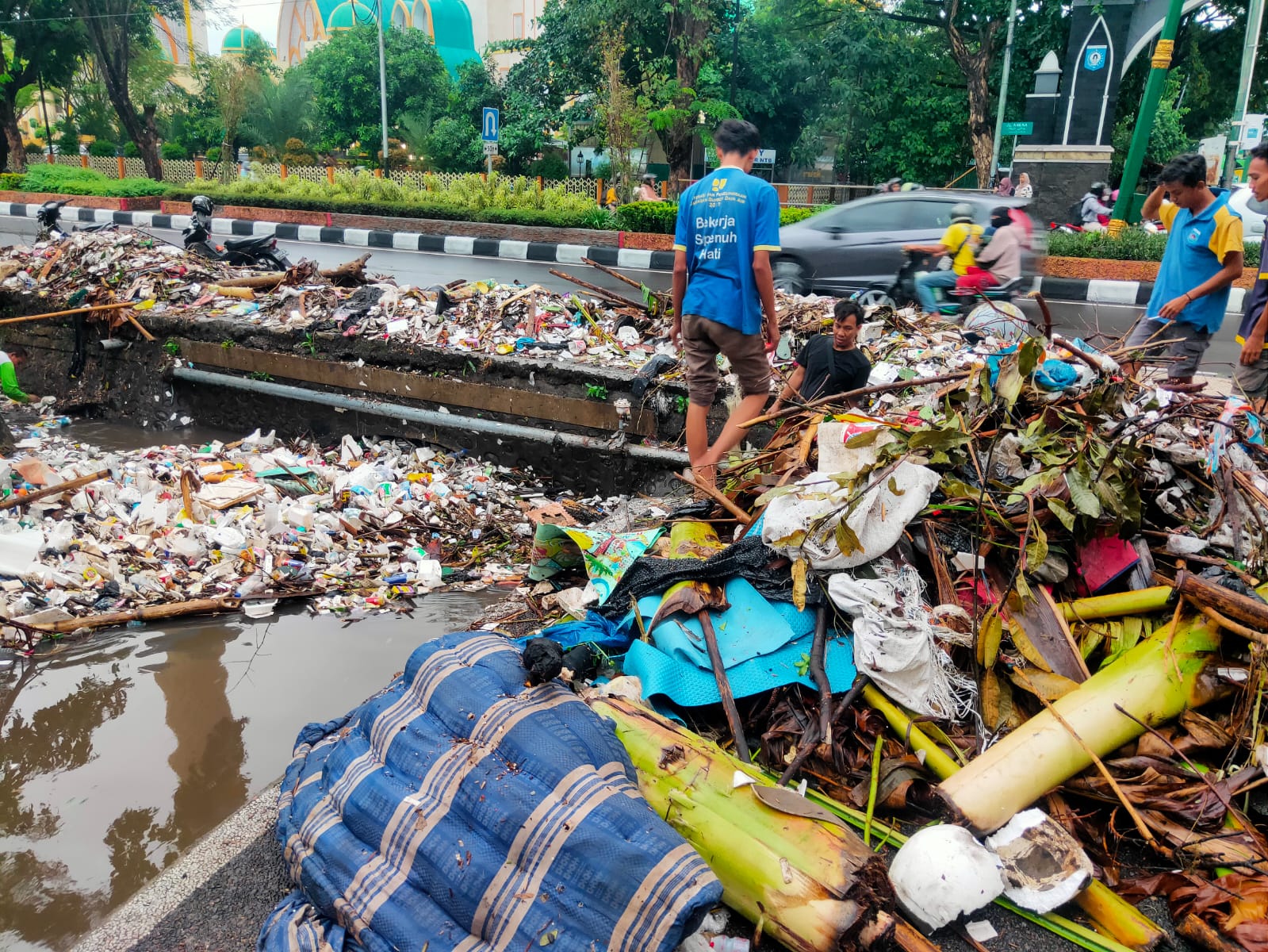 MENUMPUK: Sampah yang menyumbat saluran Drainase berhasil diangkat oleh tim kebersihan dari PUPR Kota Mataram, kemarin (5/7). (ZAD/LOMBOK POST)