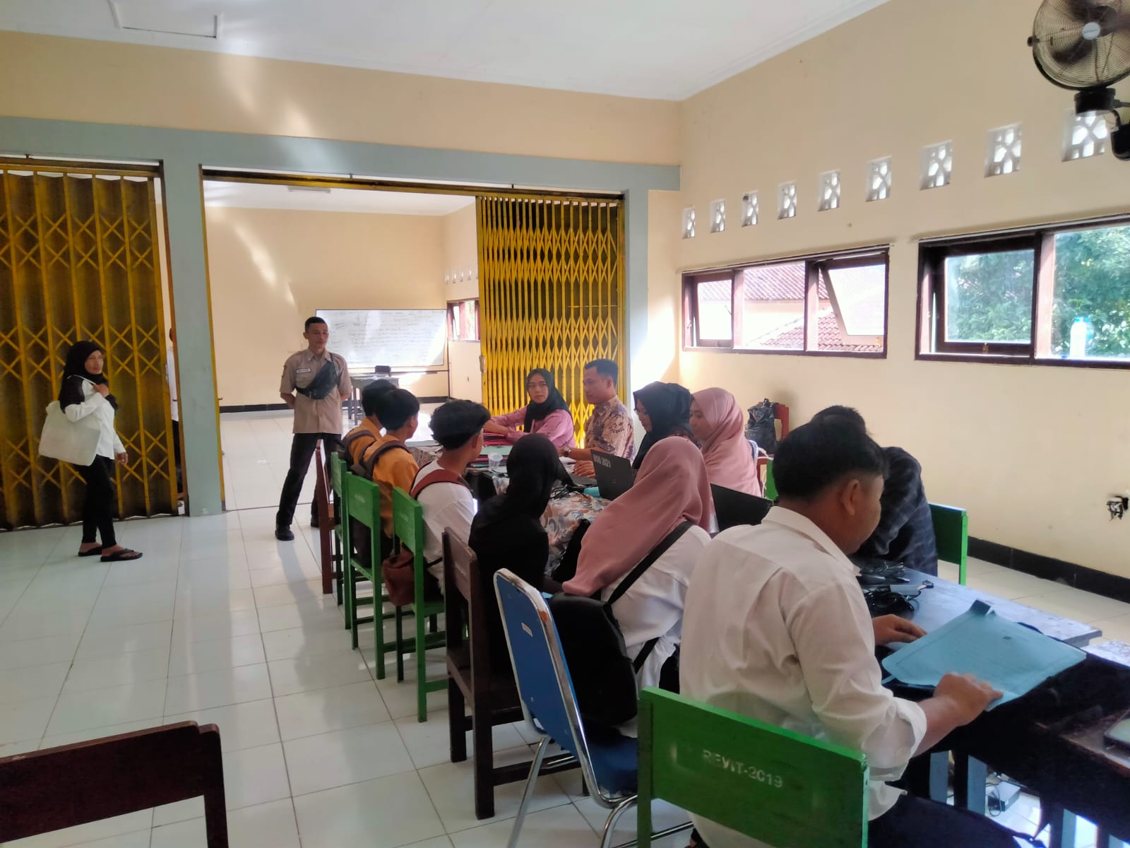 DAFTAR SEKOLAH: Sejumlah peserta mendaftar pada PPDB di SMKN 1 Lingsar, belum lama ini. (TAUFIQ FOR LOMBOK POST)