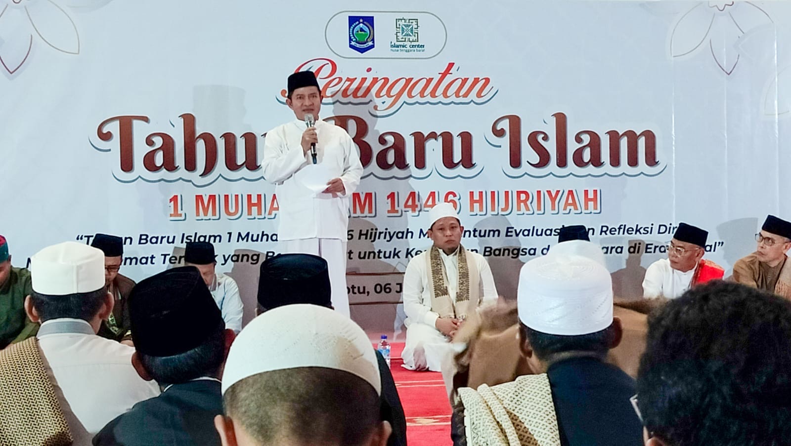 Pj Gubernur NTB Hassanudin (posisi berdiri) saat memberikan sambutan di peringatan Tahun Baru Islam 1446 H, di Masjid Raya Hubbul Wathon Islamic Center NTB, Sabtu (6/7).
