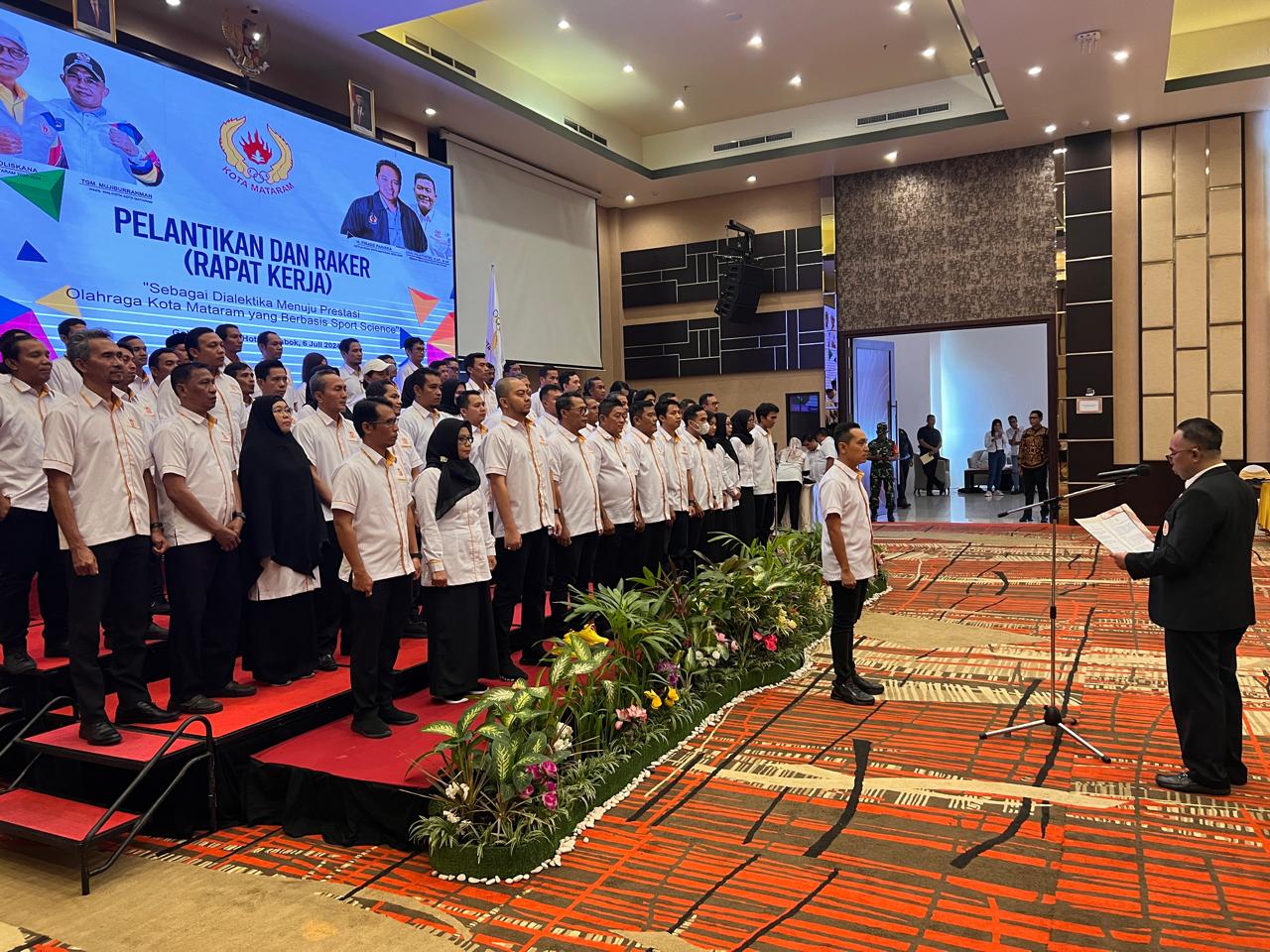 AMBIL SUMPAH: Ketua KONI NTB Mori Hanafi mengambil sumpah pengurus KONI Mataram periode 2024-2028 saat pelantikan, Sabtu (6/7). (Pujo/Lombok Post)