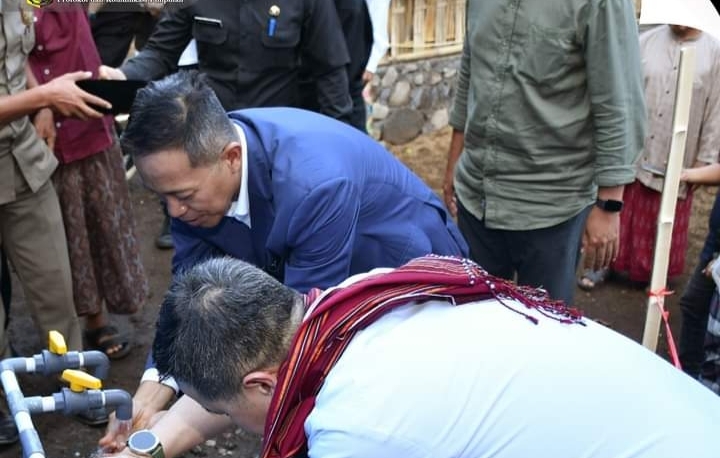 RESMIKAN: PJ Bupati Lotim H M Juaini Taofik saat meresmikan sarana air bersih di Pondok Pesantren Riyadul Falah, Desa Aik Prapa, Kecamatan Aikmel. (PKP Lotim for Lombok Post)