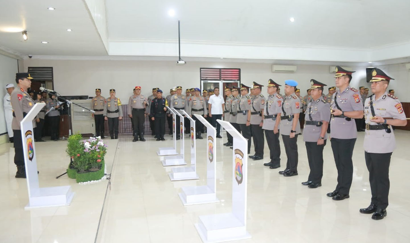 Kapolda NTB Irjen Umar Faroq memimpin sertijab kapolres Lombok Barat dan Sumbawa serta tiga PJU Polda NTB, Sabtu (6/7).