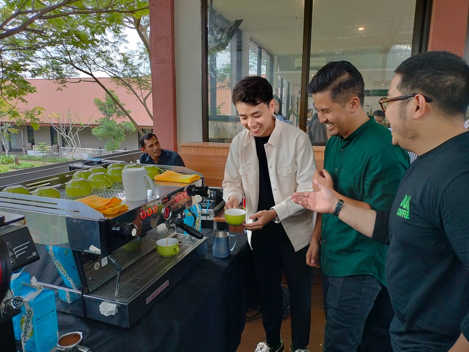 Selain Tokopedia Coffee Blend, ada pula beragam kegiatan offline lainnya, seperti cupping session, cafe hopping hingga kompetisi latte art yang diadakan bersama Dua Coffee
