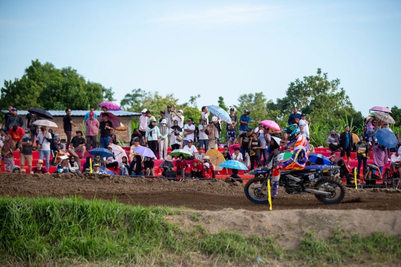 AJANG BERGENGSI: Penonton menyaksikan para pembalap nasional dan internasional di ajang balap MXGP 2024 seri ke 11 dan 12 di Sirkuit Eks Bandara Selaparang, Kota Mataram. (Ivan/Lombok Post)