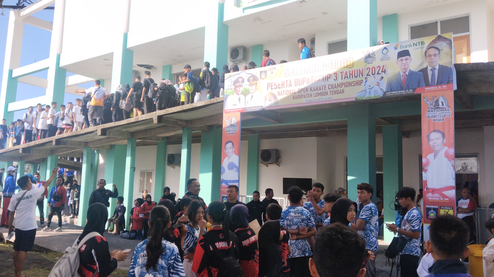 BERBAHAYA: Ratusan peserta karate dihalau panitia untuk menepi saat melintasi tangga menuju tribun GOR Tastura, Praya, Loteng, belum lama ini. (FOTO: DEWI/LOMBOK POST)