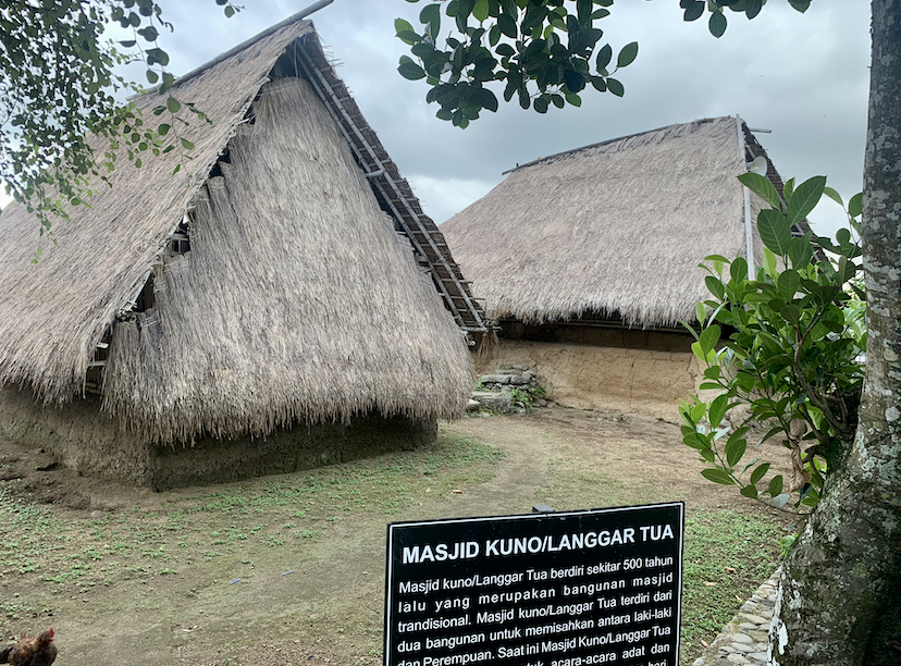 SEPI: Bale Beleq yang ada di Desa Karang Bayan, Lingsar, Lombok Barat  menjadi satu-satunya daya tarik di desa wisata tersebut.(CHIA/LOMBOK POST)