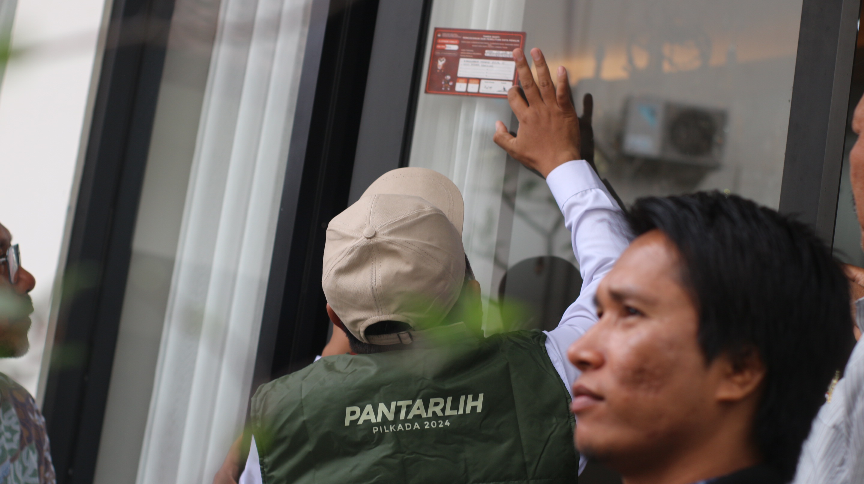 COKLIT: Petugas pemutakhiran data pemilih (Pantarlih) saat melakukan coklit di salah satu rumah tokoh masyarakat di Kelurahan Rakam, Kecamatan Selong belum lama ini. (DOK LOMBOK POST)
