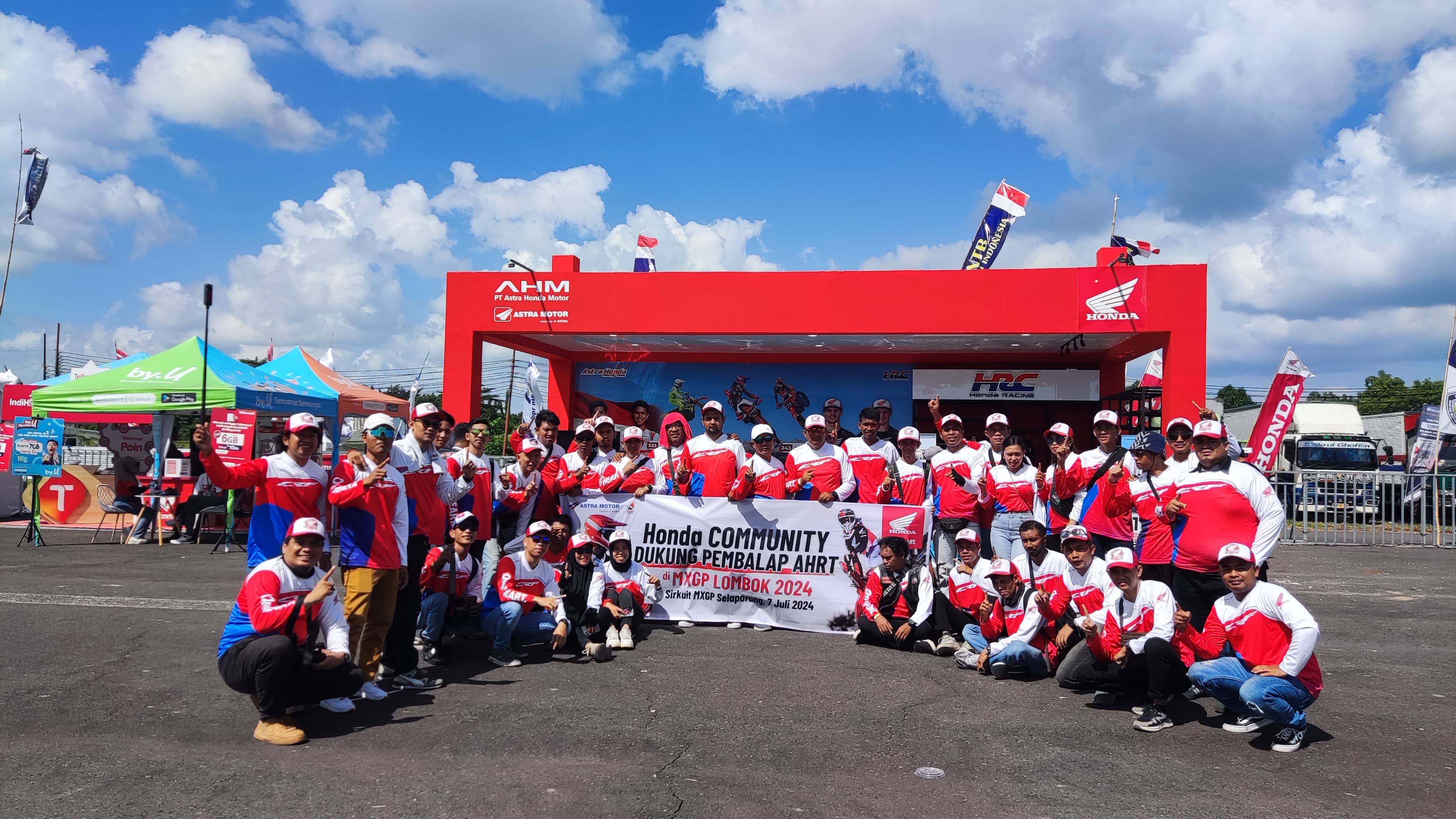 TAMBAHAN SEMANGAT: Honda Community memberi semangat pembalap AHRT dengan menontong langsung balapan MXGP 2024, kemarin (7/7). (HONDA FOR LOMBOK POST)