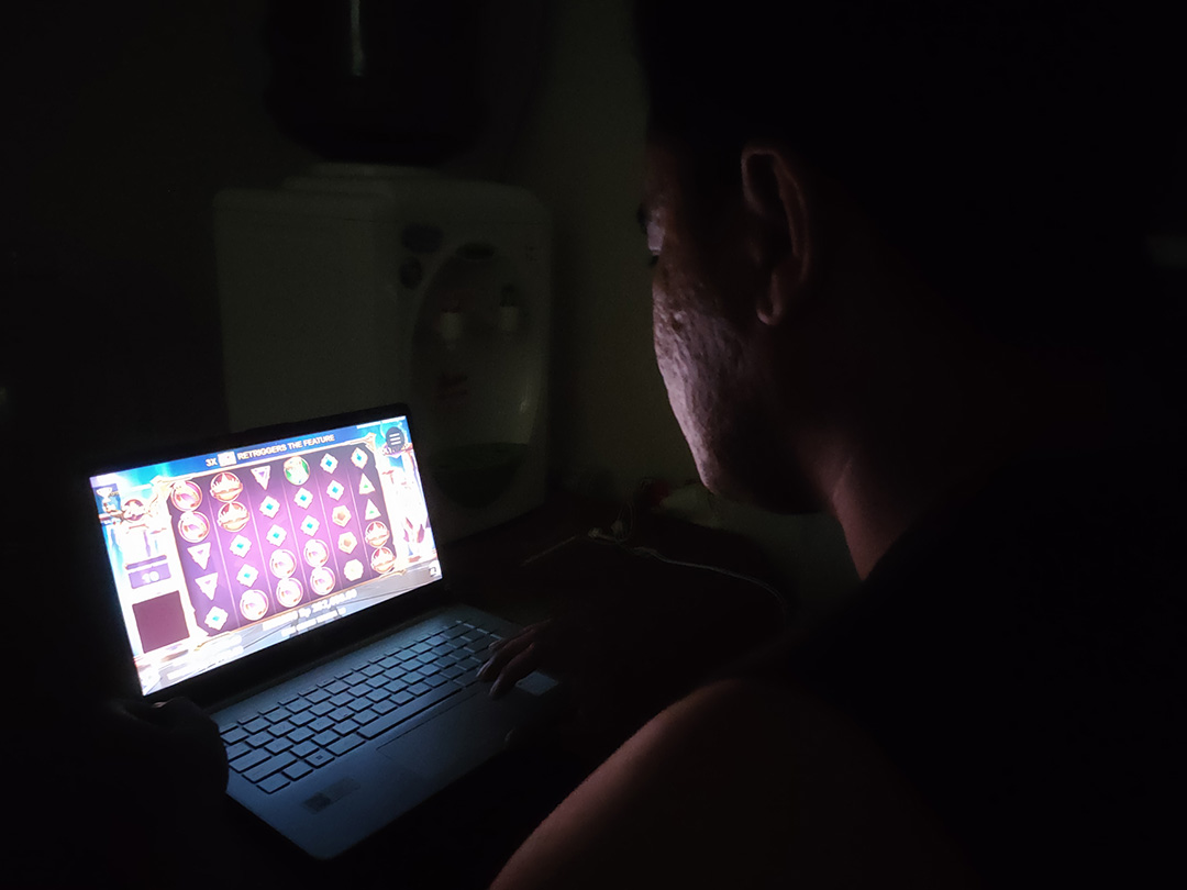 HINDARI JUDI ONLINE: Seorang warga melihat permainan judi slot melalui YouTube di laptopnya, beberapa waktu lalu. (ILUSTRASI/LOMBOK POST)