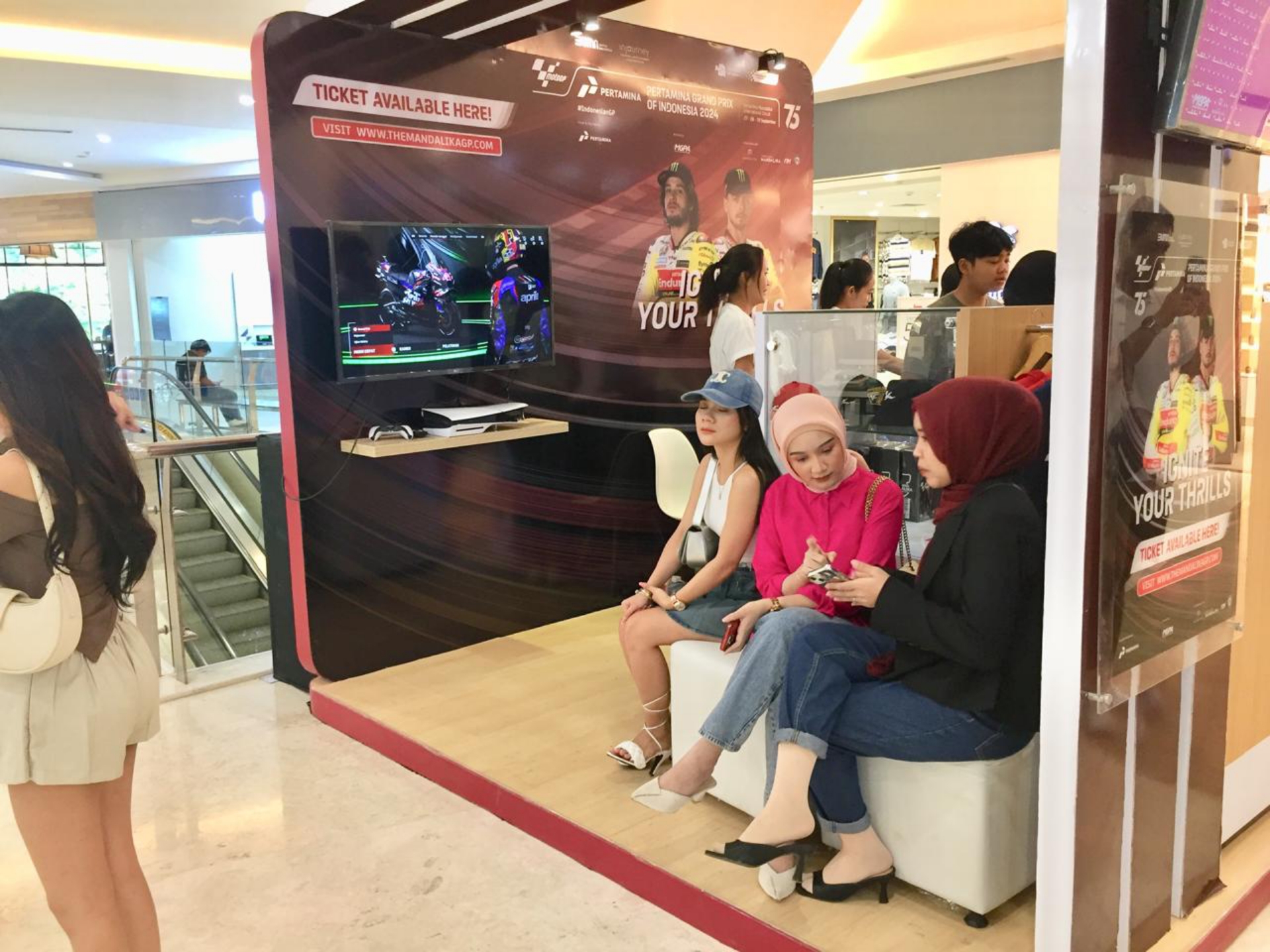 DIJUAL TERBATAS: Kondisi stan penjualan tiket MotoGP Mandalika 2024 yang ada di Lombok Epicentrum Mall (LEM), Senin (8/7).(FERIAL/LOMBOK POST)