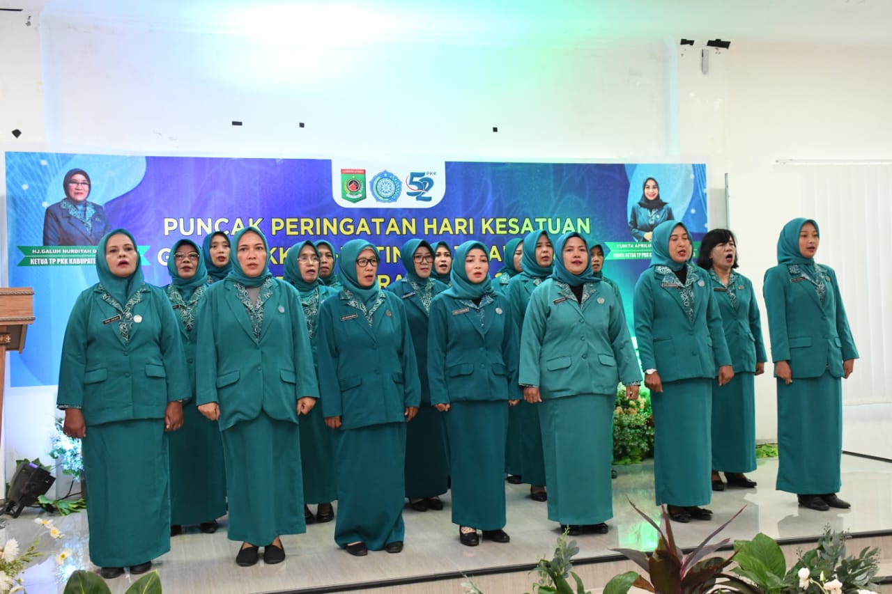 Anggota TP PKK KLU saat menyanyikan salah satu lagu wajib.