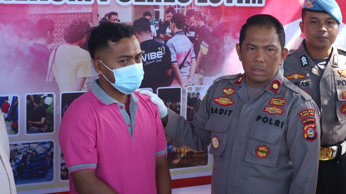 KONFERENSI PERS: Muhammad Nurul Anwar pelaku pembunuhan saat dibawa ke sel tahanan seusai konferensi pers di halaman Satreskrim Polres Lotim. (FOTO: SUPARDI/LOMBOK POST)