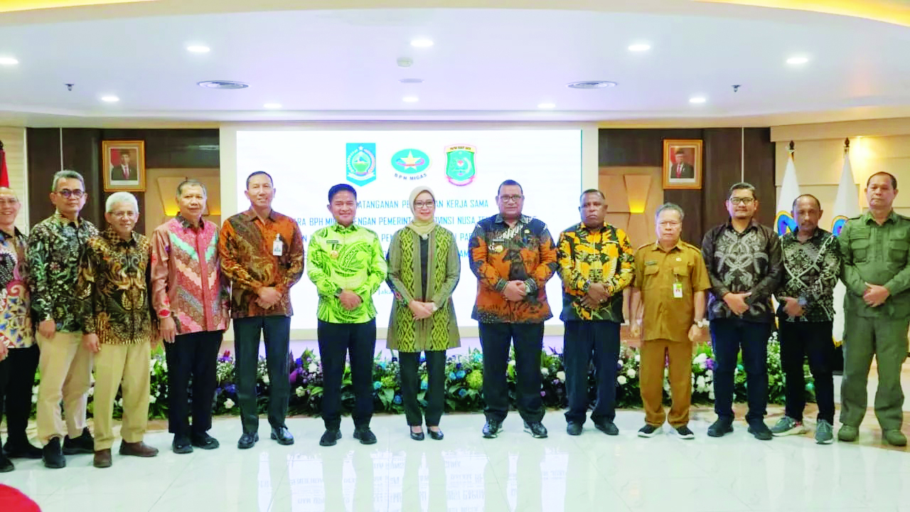 Pj Gubernur NTB Dr Hassanudin (delapan dari kanan), Kadis ESDM NTB H Sahdan (empat dari kanan) bersama BPH Migas saat penandatanganan PKS di Jakarta, Senin (8/7).
