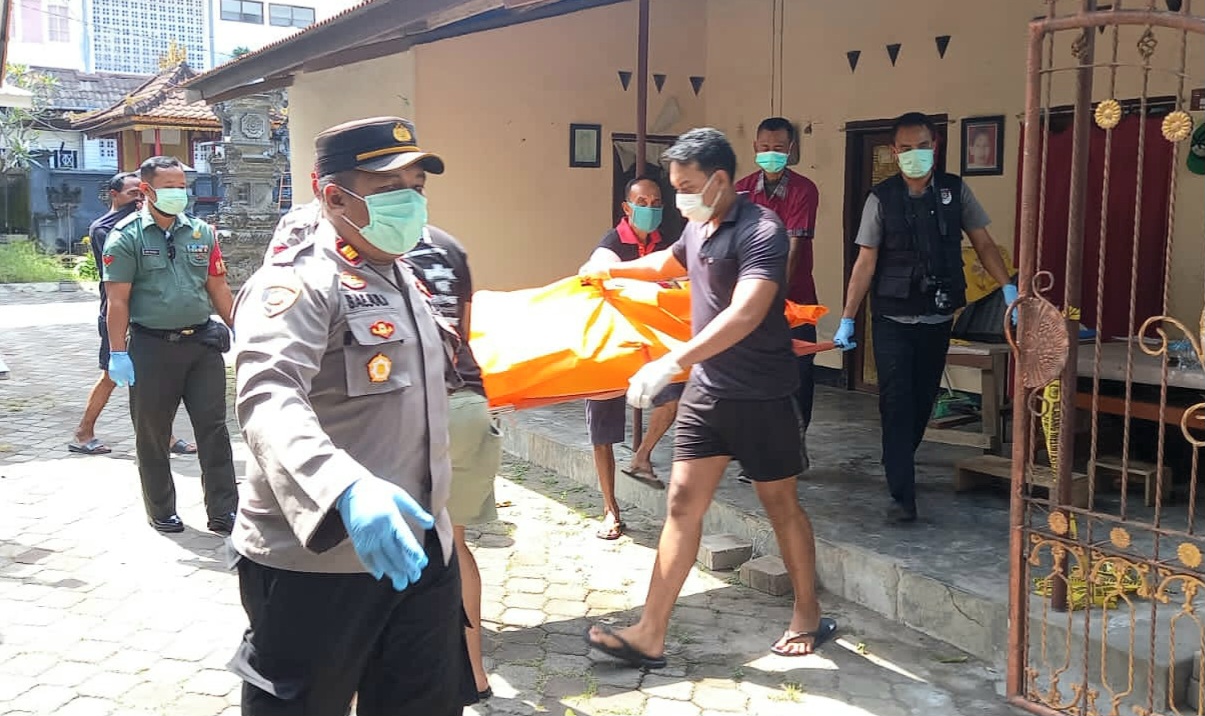 DIEVAKUASI: Jenazah Gede Suta, warga Kelurahan Mataram Barat, Kota Mataram dievakuasi oleh tim Satreskrim Polresta Mataram, kemarin (9/7).(DOK/LOMBOK POST)