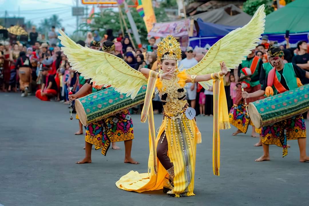 KARNAVAL: Karya tenun Pringgasela dihadirkan saat acara Alunan Budaya Desa Pringgasela ke-7, yang digelar pada Tahun 2023. (FERRIAWAN UNTUK LOMBOK POST)