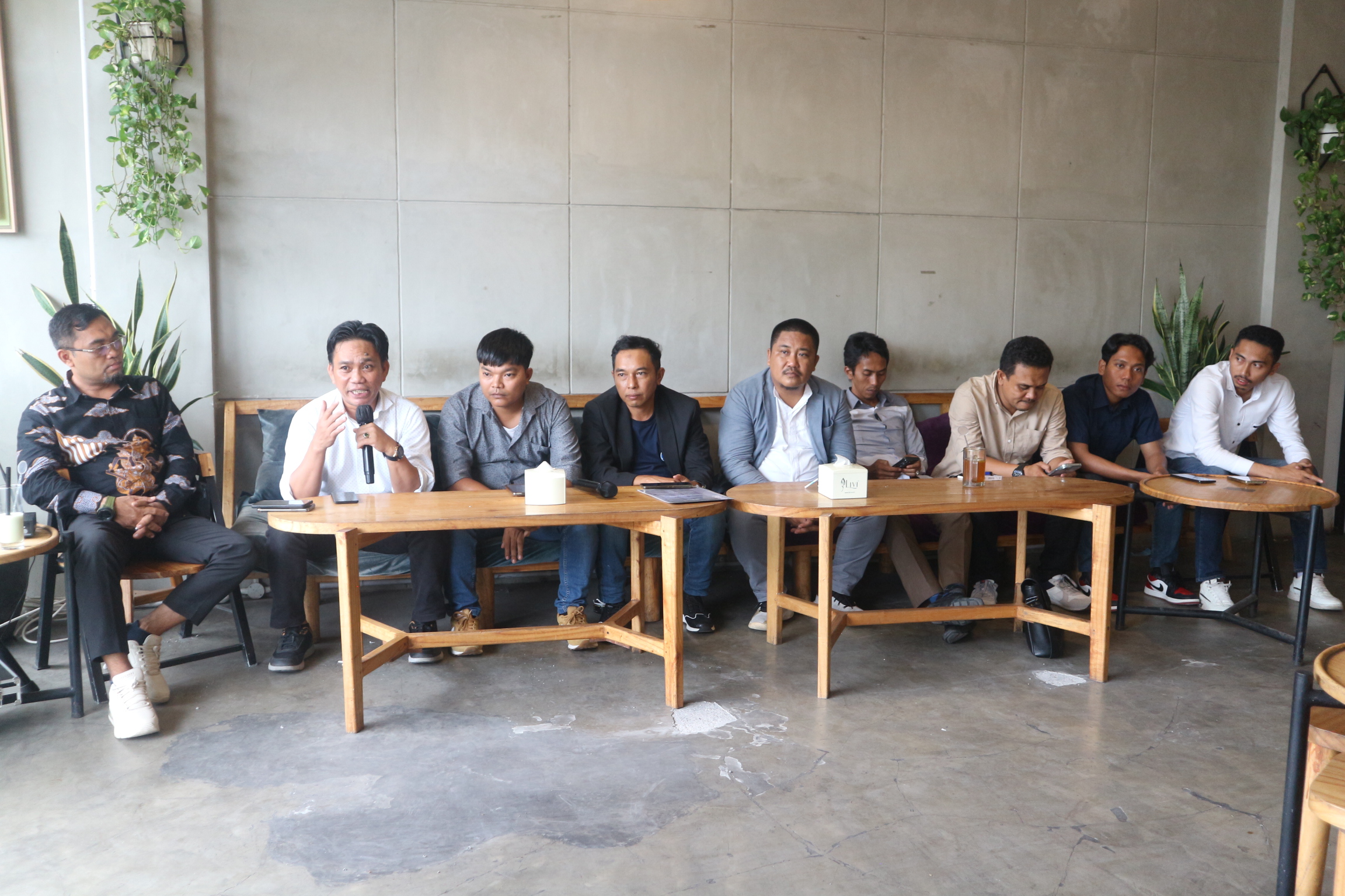 BERI KETERANGAN: Herman Sorenggana (pegang microphone) bersama tim kuasa hukum Ponpes Al-Aziziyah saat memberikan keterangan pers, kemarin (9/7).(TONI/LOMBOK POST)