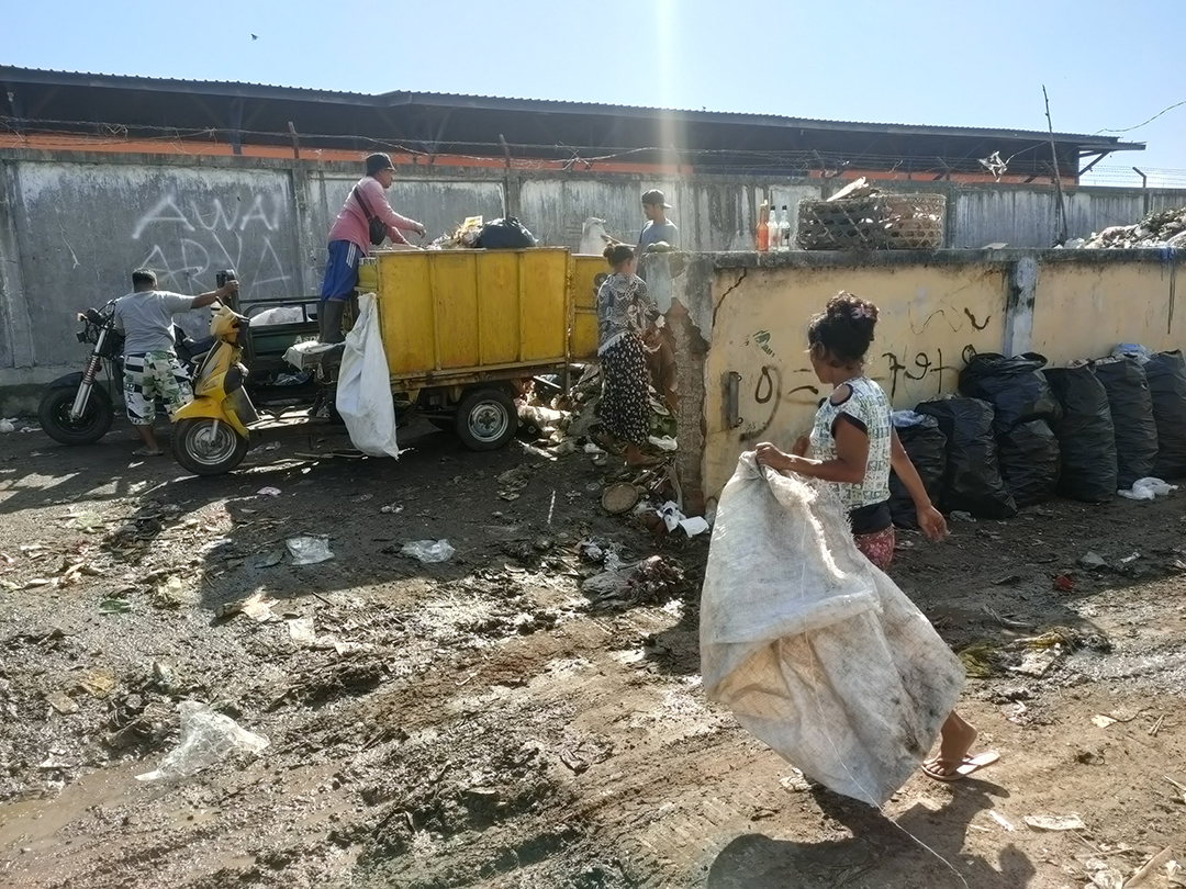TUMPUKAN SAMPAH BERKURANG: Sejumlah pemulung mengais sampah pada sisa tumpukan sampah di TPST Sandubaya, kemarin (9/7).  (HARLI/LOMBOK POST)