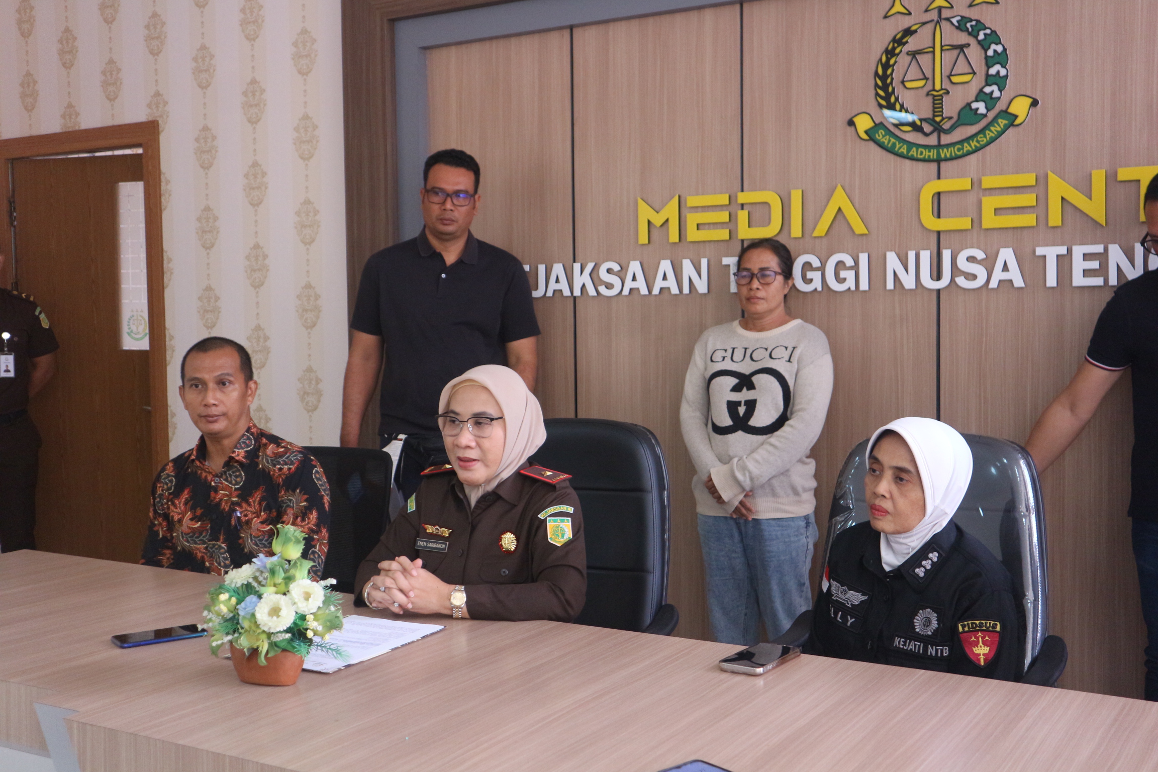 TANCAP GAS: Kajati NTB Enen Saribanon (tengah) bersama tim Tabur Kejati Bali saat menggelar konferensi pers penangkapan tersangka kasus dugaan korupsi dana PNPM Mandiri. (TONI/LOMBOK POST)