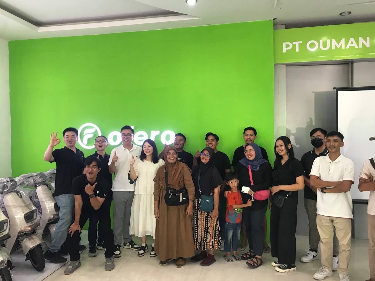 DIRESMIKAN: Perwakilan Ofero bersama konsumen usai resmikan Store Ofero Lombok di Mataram, Selasa (10/7).