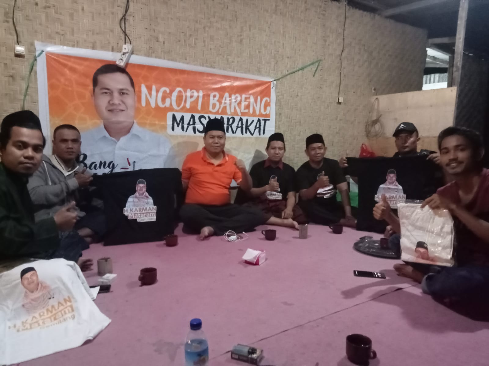 DAPAT DUKUNGAN: H Karman saat berdialog dan menyerap aspirasi dari pemuda di lingkar Sirkuit Selaparang, Kota Mataram.