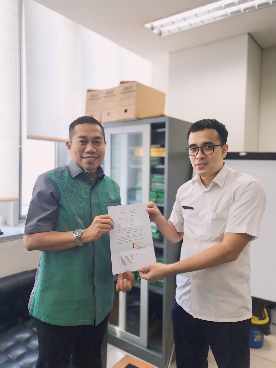 SURAT PENGUNDURAN DIRI: Pj Wali Kota Bima Mohammad Rum menyerahkan surat pengunduran diri kepada R Hendi Nur Kusuma selaku Kepala Subdirektorat Wilayah 1. (IST/LombokPost)