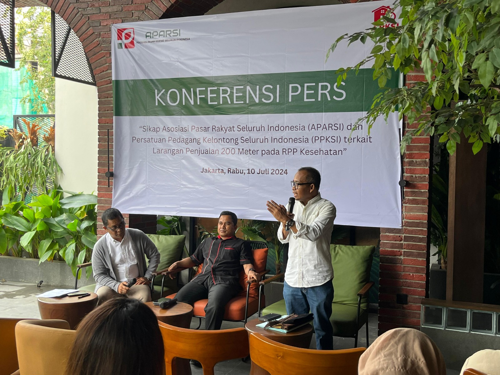 Suasana konferensi pers Sikap APARSI dan PPKSI terkait larangan penjualan 200 meter pada RPP Kesehatan, Jakarta, Rabu (10/07/2024).