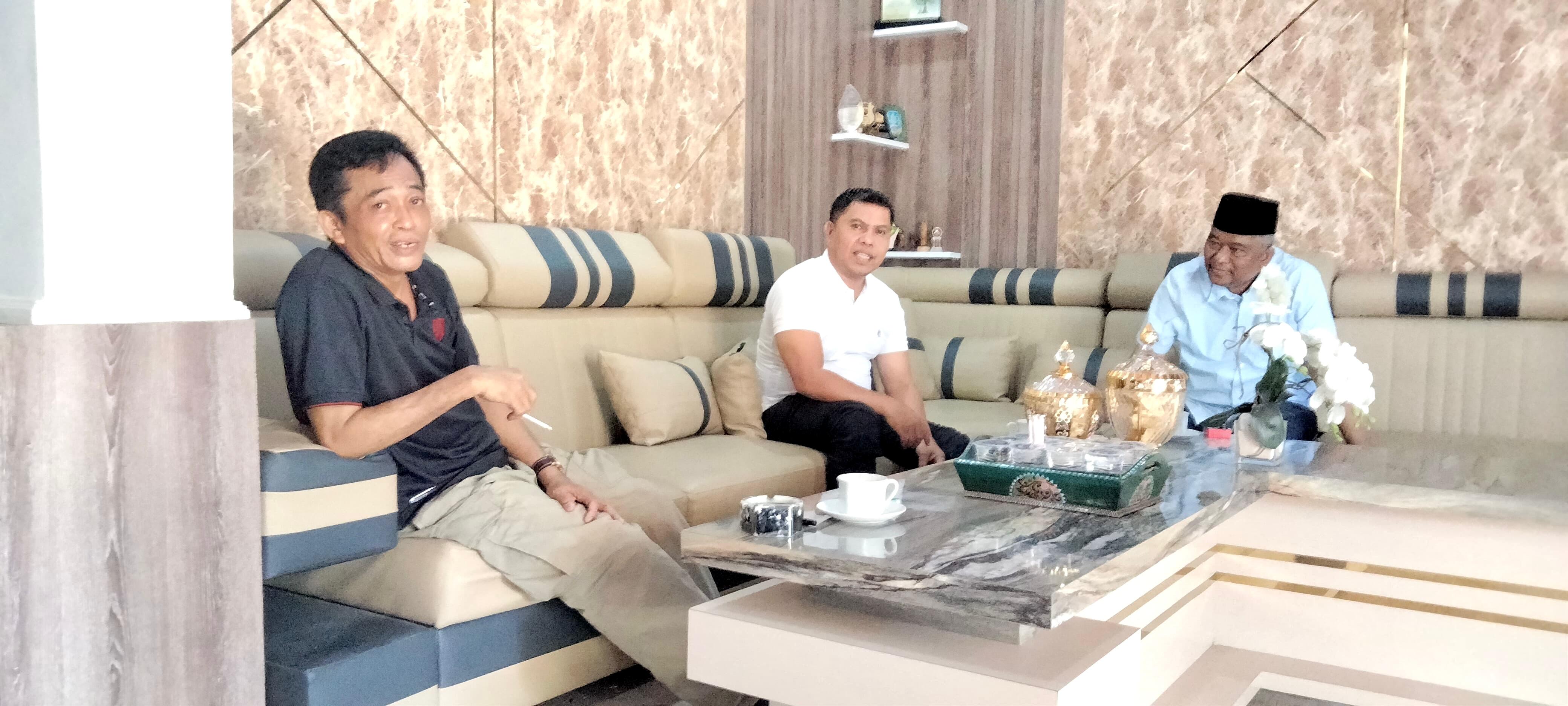 SENYUM: Lalu Aria Dharma bersama Ketua DPD Partai Gerinda NTB Lalu Pathul Bahri dan Ketua DPC Partai Gerindra Kota Mataram Abd Rahman, bertemu beberapa waktu lalu. (ZAD/LOMBOK POST)