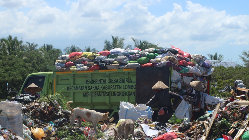 BUANG: Dump truk pengangkut sampah milik salah satu desa di Lombok Timur (Lotim) saat membuang sampah di TPA Ijobalit, Kecamatan Labuhan Haji.(SUPARDI/LOMBOK POST) 