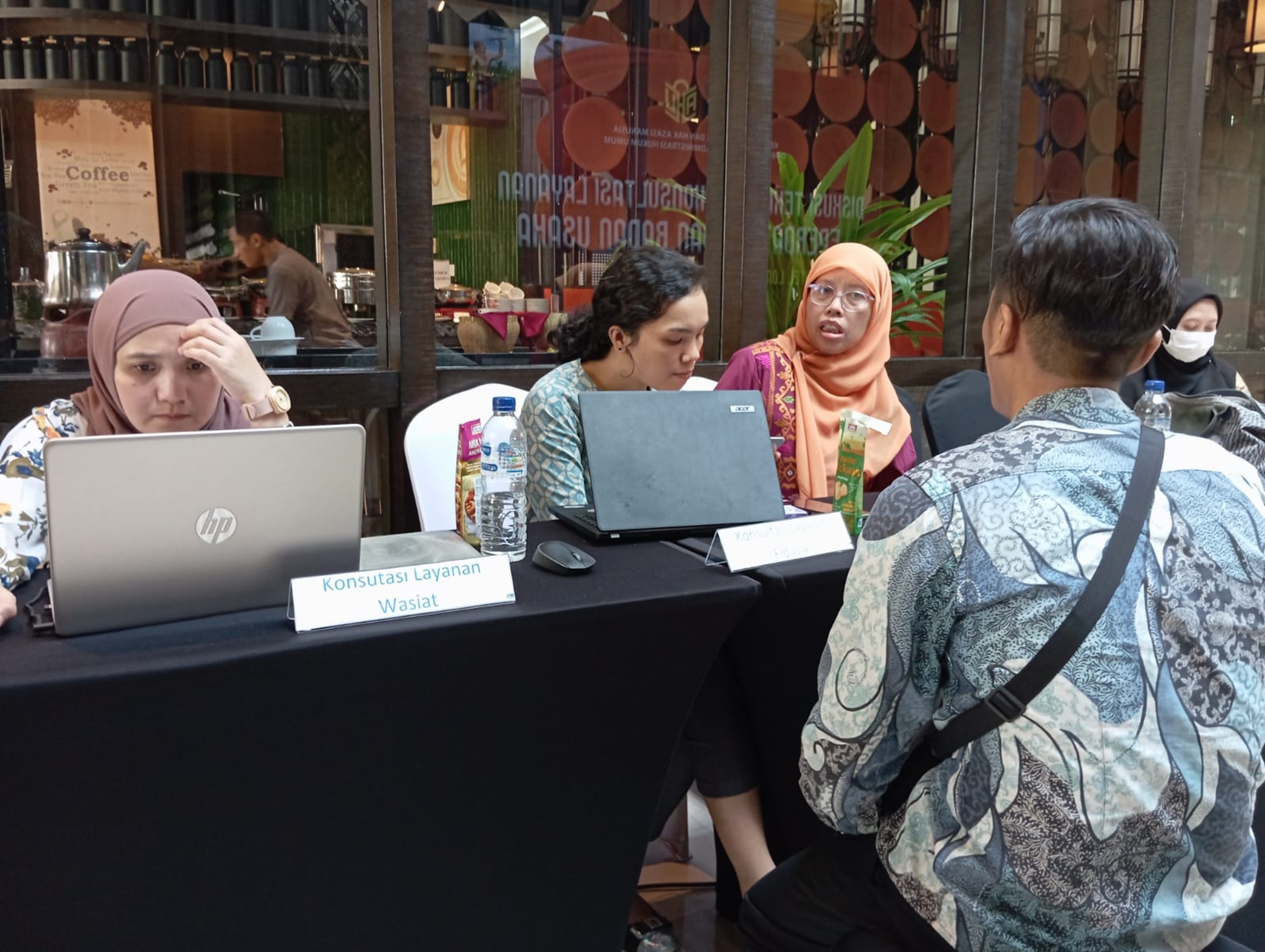 KONSULTASI: Salah satu peserta Diskusi Teknis dan Konsultasi Layanan Keperdataan dan Badan Usaha tengah berkonsultasi. (FERIAL/LOMBOK POST)