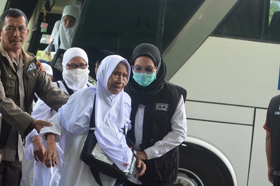 KEMBALI KE TANAH AIR: Jamaah haji asal Kabupaten Lombok Timur, Lombok Barat dan Bima Selasa, yang tergabung dalam kloter 13 tiba di Asrama Haji Embarkasi Lombok. (KANWIL KEMENAG NTB FOR LOMBOK POST)