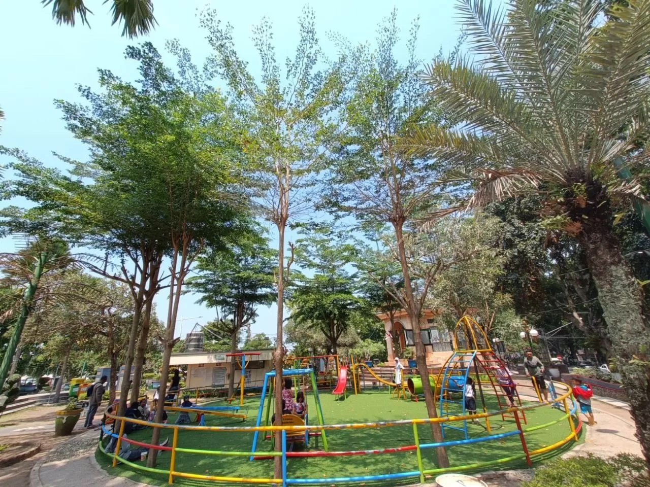 TERASA SEJUK: Sejumlah anak terlihat nyaman bermain di Taman Sangkareang, beberapa waktu lalu.(IVAN/LOMBOK POST)