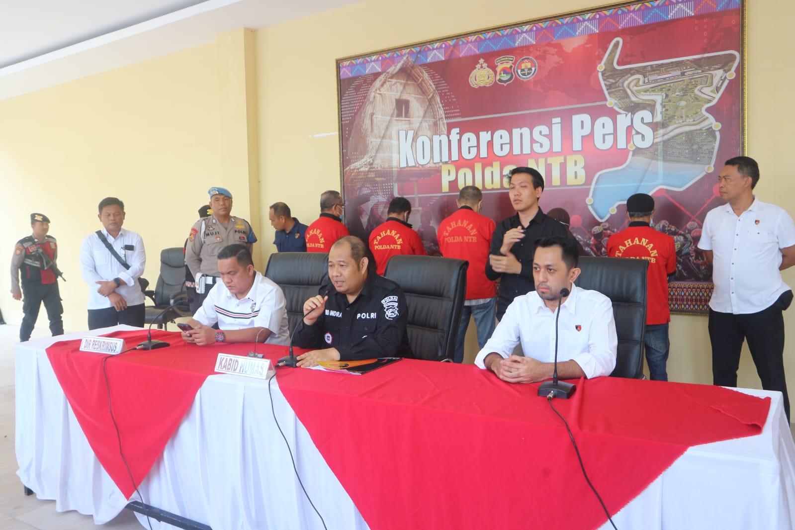 PELIMPAHAN BERKAS: Dirreskrimsus Polda NTB Kombes Pol Nasrun Pasaribu dan Kabid Humas Polda NTB Kombes Rio Indra Lesmana saat menyampaikan proses pelimpahan lima tersangka. (TONI/LOMBOK POST)