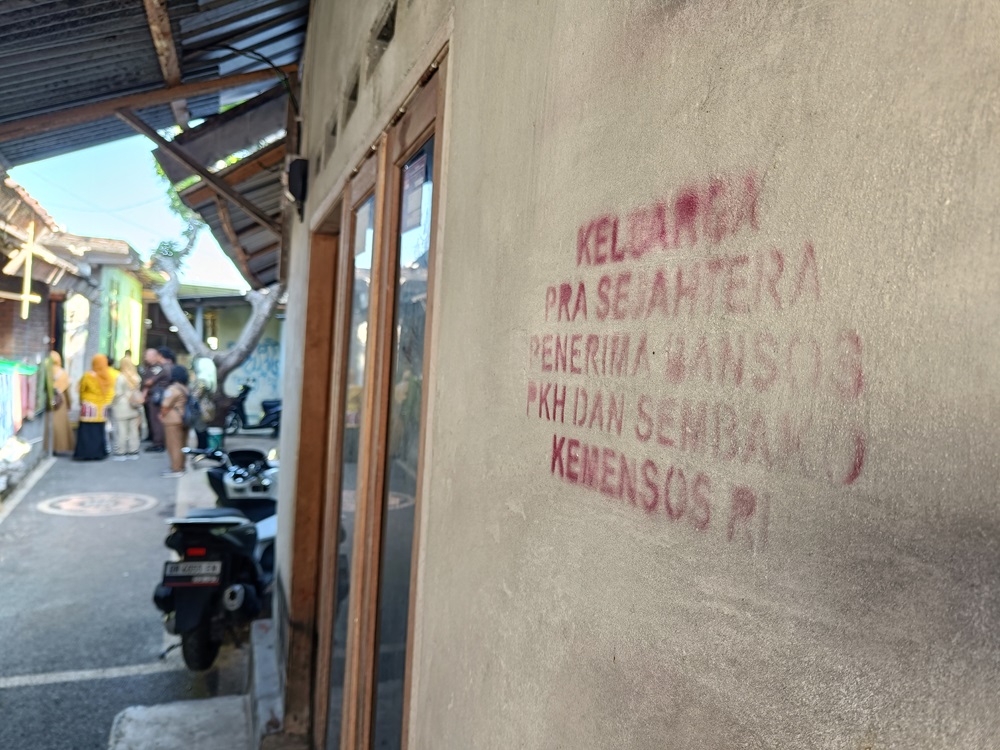 TANDA: Rumah penerima bansos di Kota Mataram dinding rumahnya ditulisi keterangan, kemarin (11/7).&nbsp;(ZAD/LOMBOK POST)