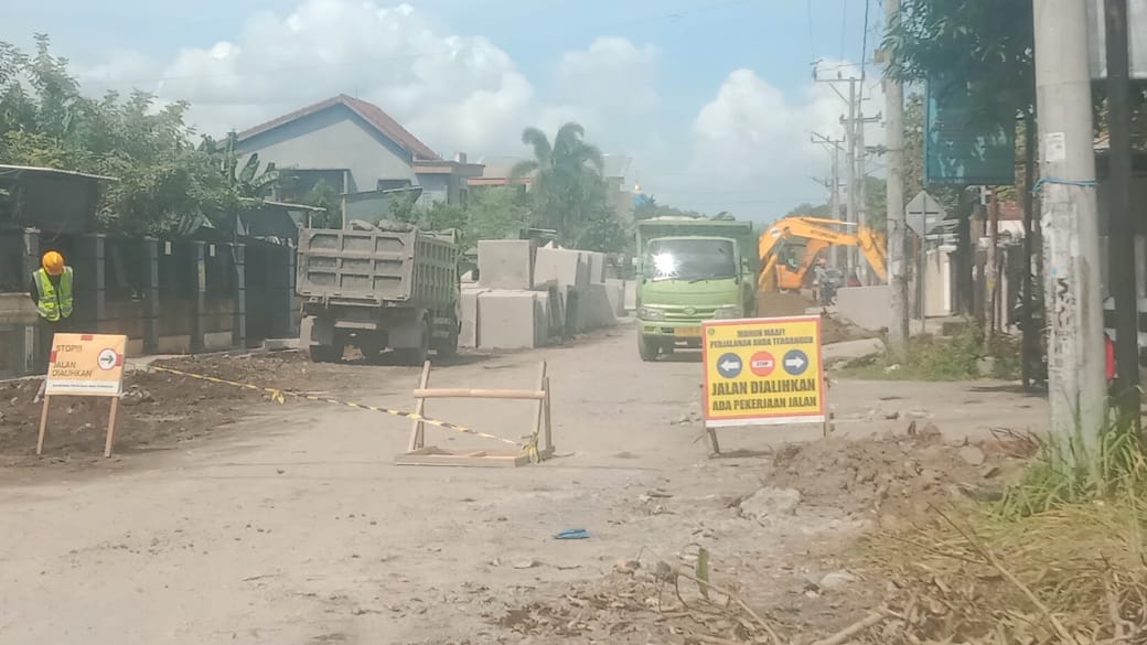 BERDEBU: Pengerjaan saluran di Batu Bolong, kemarin (11/7). (ZAD/LOMBOK POST)