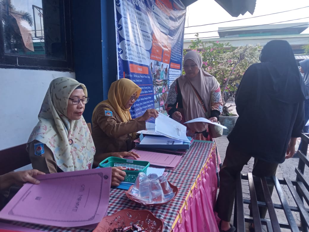 DAFTAR SEKOLAH: Sejumlah orang tua mendaftarkan anaknya di SMPN 3 Mataram, belum lama ini.(SMPN 3 MATARAM FOR LOMBOK POST)