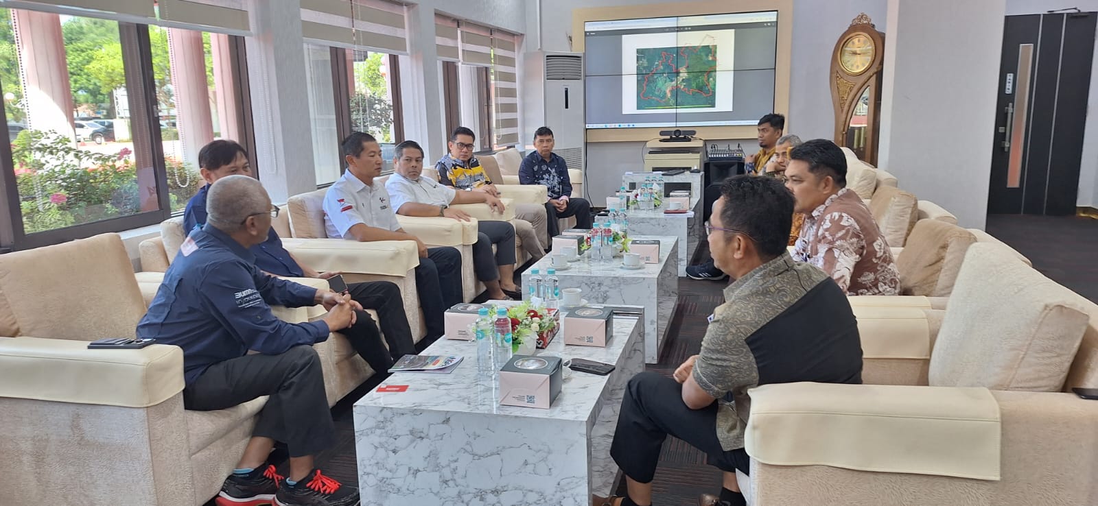 JADI CONTOH: Direktur Utama MGPA Priandhi Satria bertemu dengan Wali Kota Balikpapan dan jajaran konsultasi pembangunan sirkuit serupa Sirkuit Mandalika di Balikpapan. (MGPA for Lombok Post)