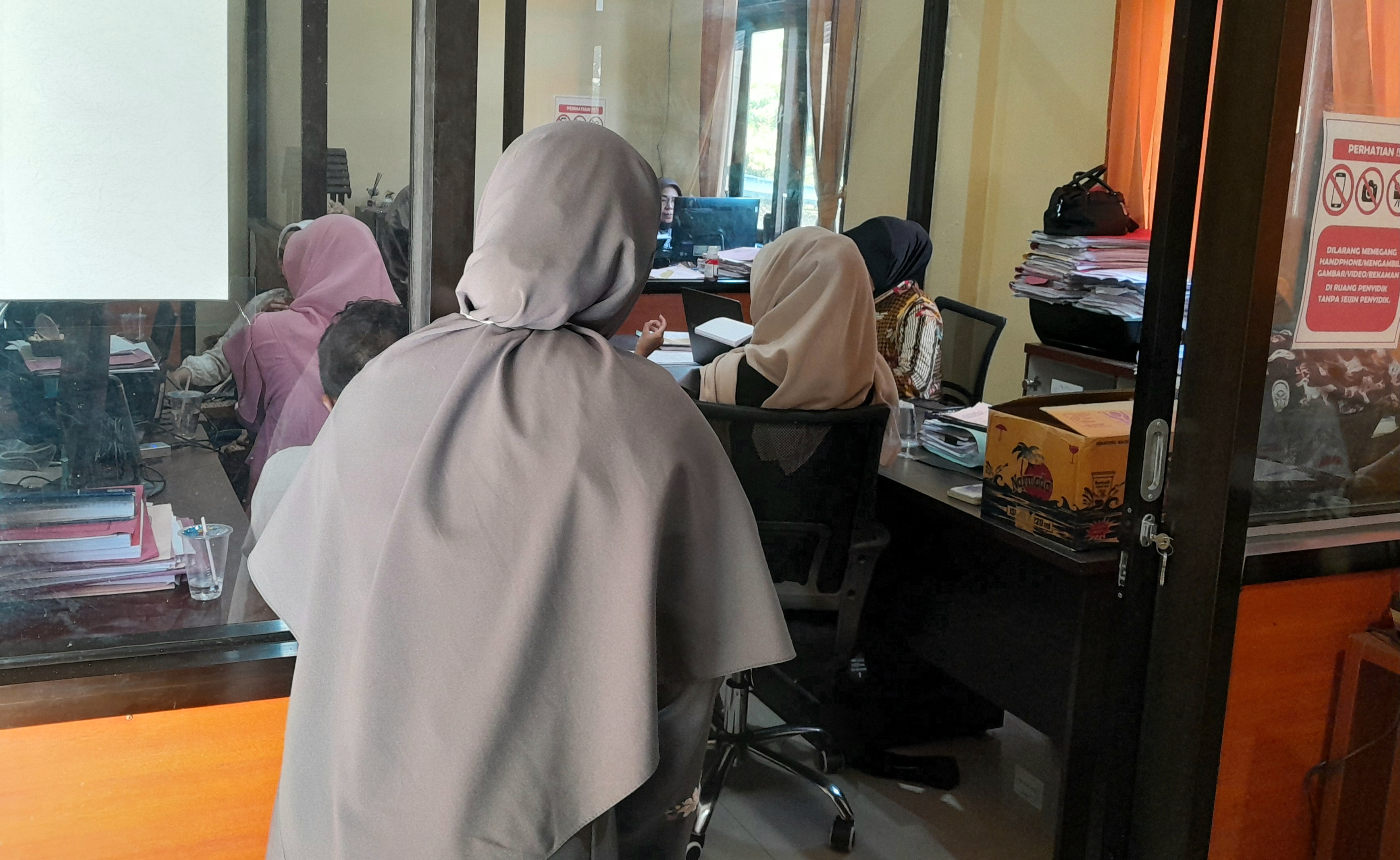 BERIKAN KETERANGAN: Sejumlah santriwati Ponpes Al-Aziziyah saat dimintai keterangan aparat Unit PPA Satreskrim Polresta Mataram, kemarin (12/7).(TONI/LOMBOK POST)