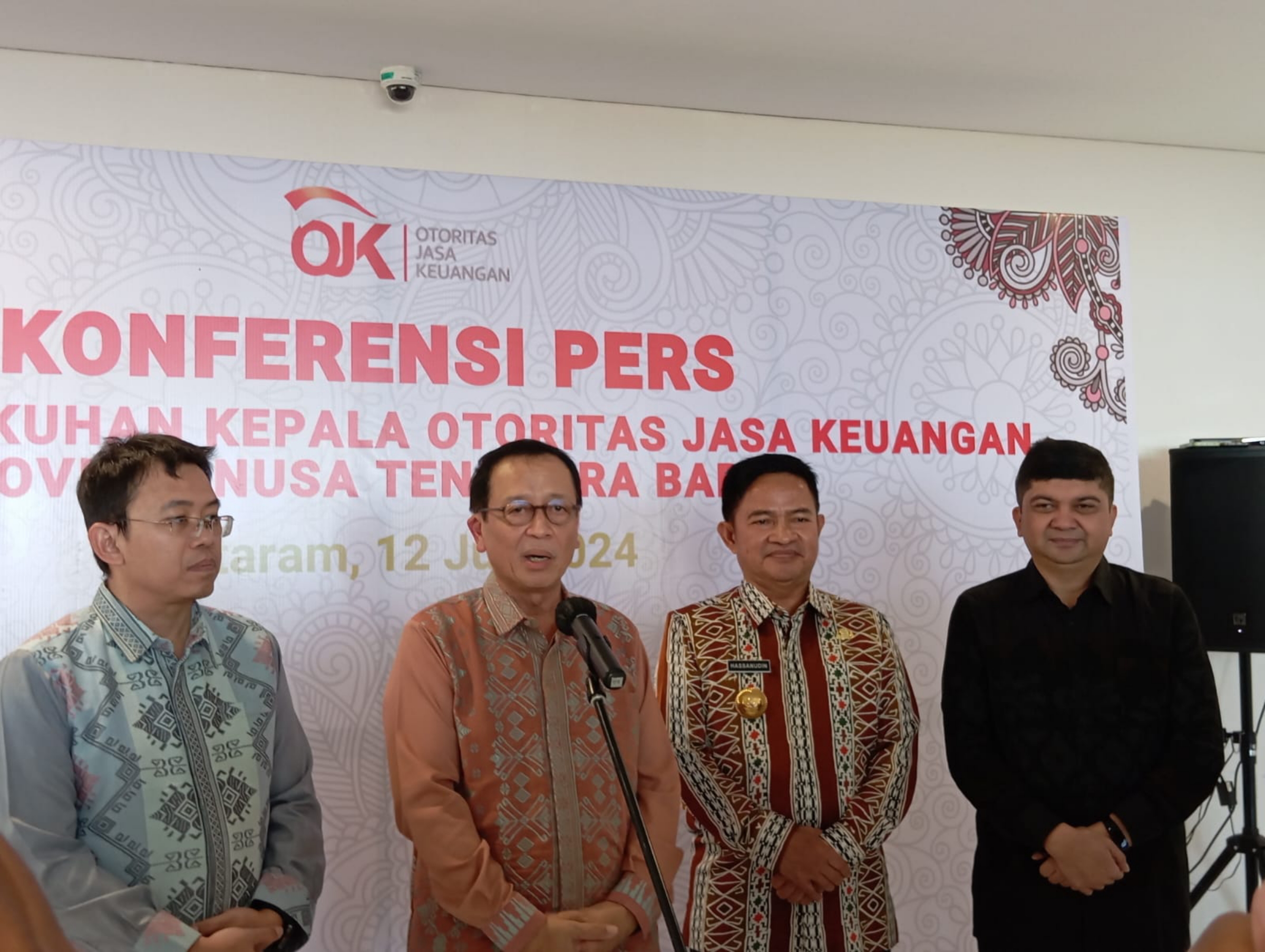 JUMPA PERS: Kepala Eksekutif Pengawas Perbankan sekaligus Anggota Dewan Komisioner OJK RI Dian Ediana Rae (dua kiri) didampingi PJ Gubernur NTB Mayjen TNI (Purn) Hassanudin.(FERIAL/LOMBOK POST)