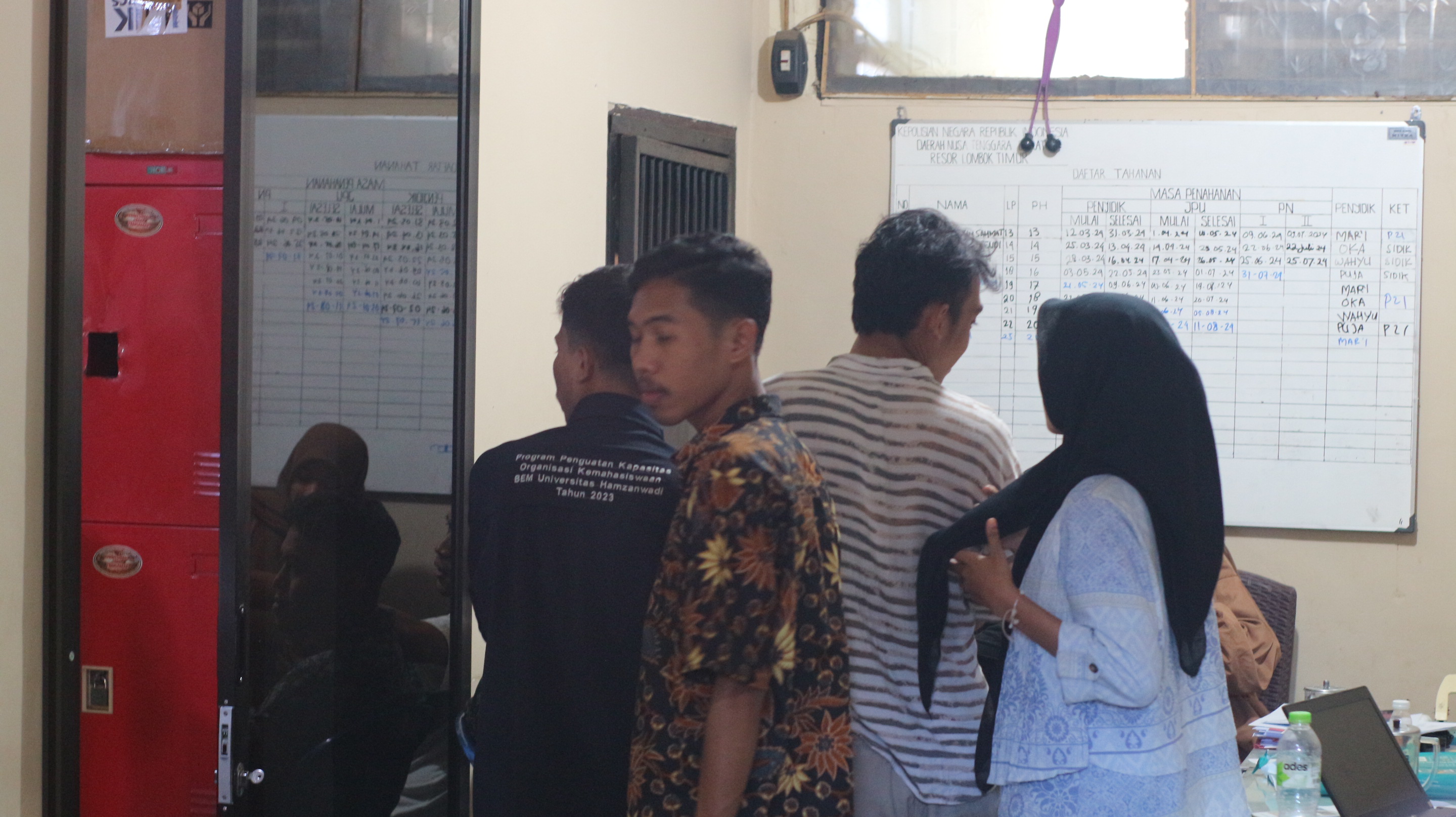 TES: 15 Orang pengurus PMII cabang Lombok Timur (Lotim) saat melihat hasil tes urine mereka di ruangan Satresnarkoba Polres Lotim. (SUPARDI/LOMBOK POST)
