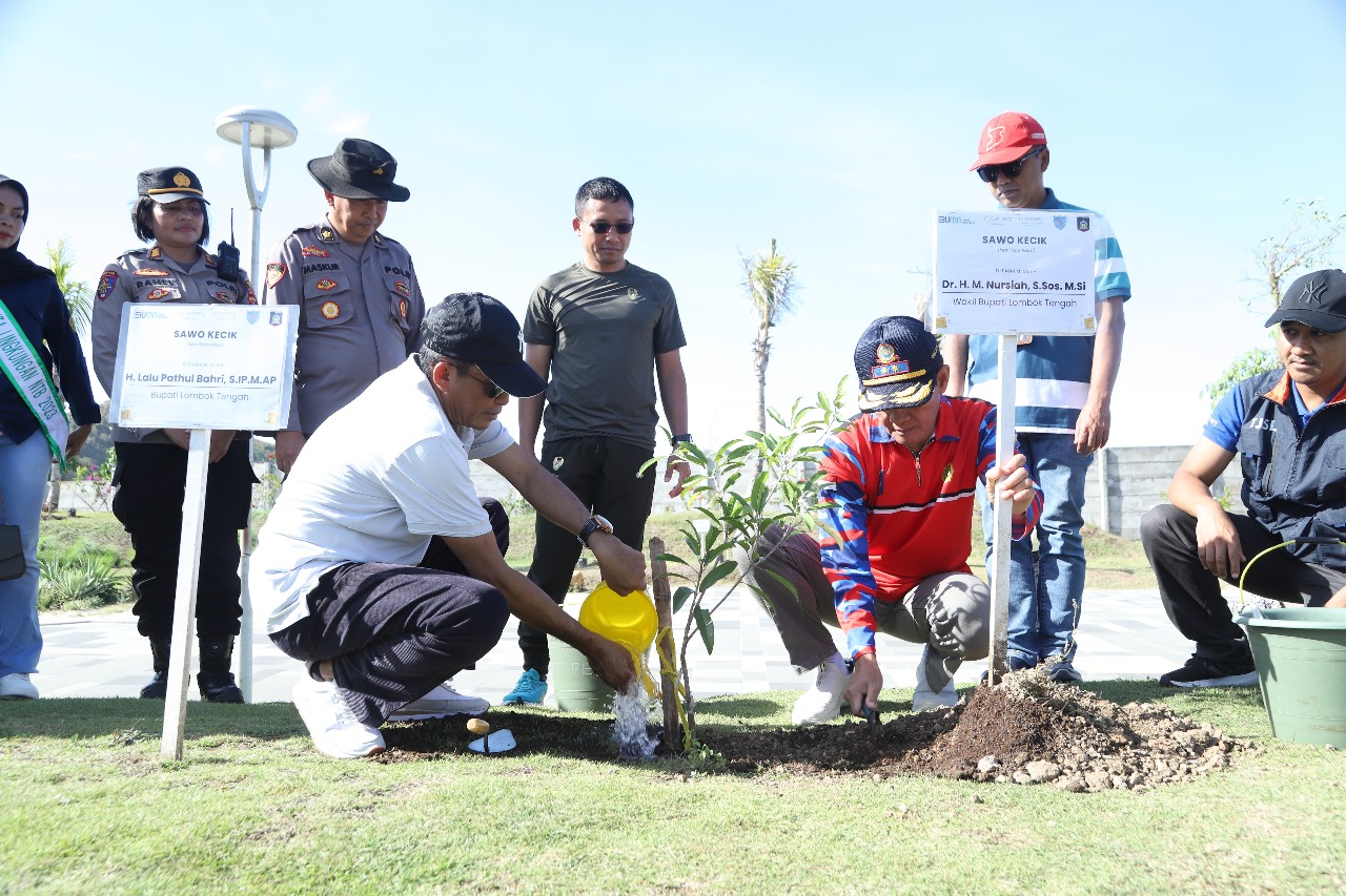 Bupati Loteng Lalu Pathul Bahri (kiri) dan Wakil Bupati Loteng HM Nursiah (kanan) bersama-sama menanam pohon disekitar area parkir Sirkuit Internasional Mandalika, Jumat (12/7).