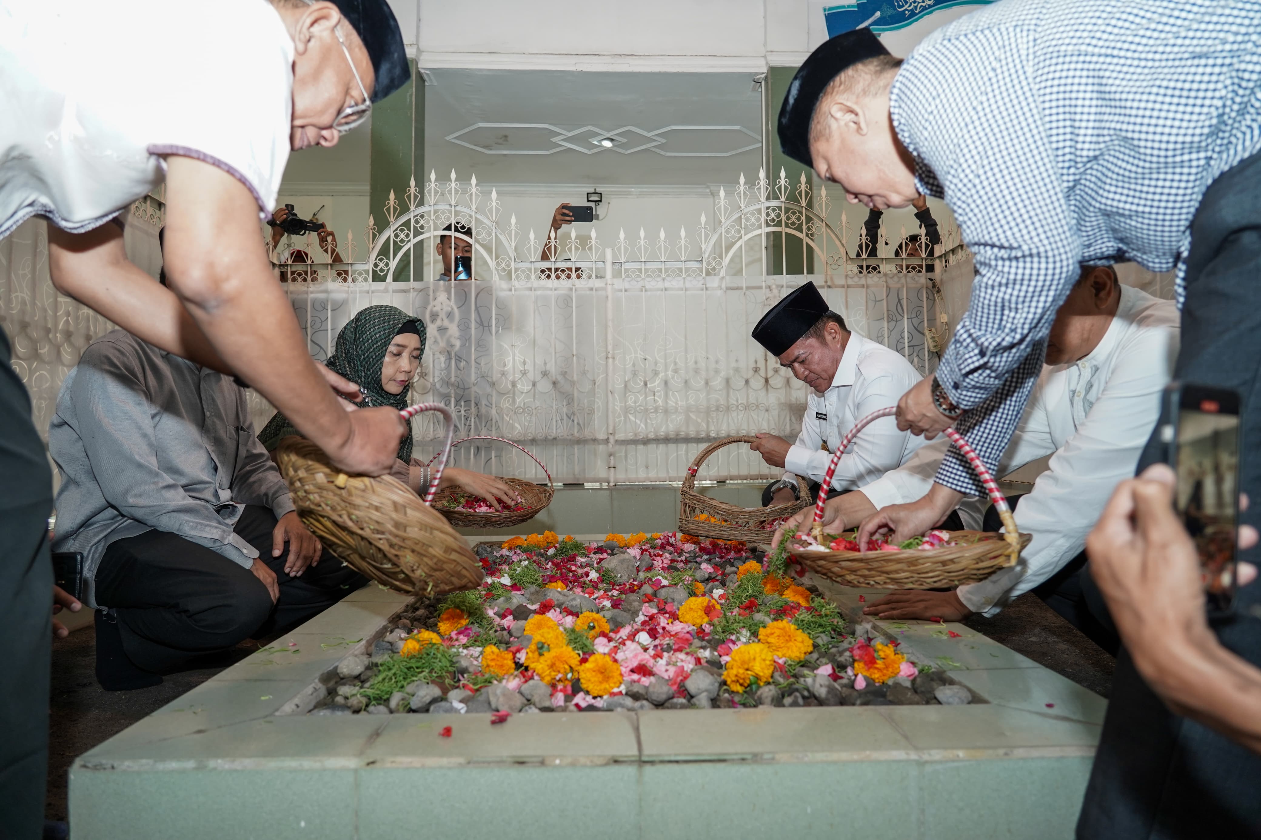 Pj Gubernur NTB Hassanudin didampingi Umi Rohmi saat melakukan tabur bunga di Makam Pahlawan Nasional TGKH Zainuddin Abdul Madjid di Pancor, Lotim, Sabtu (13/7).