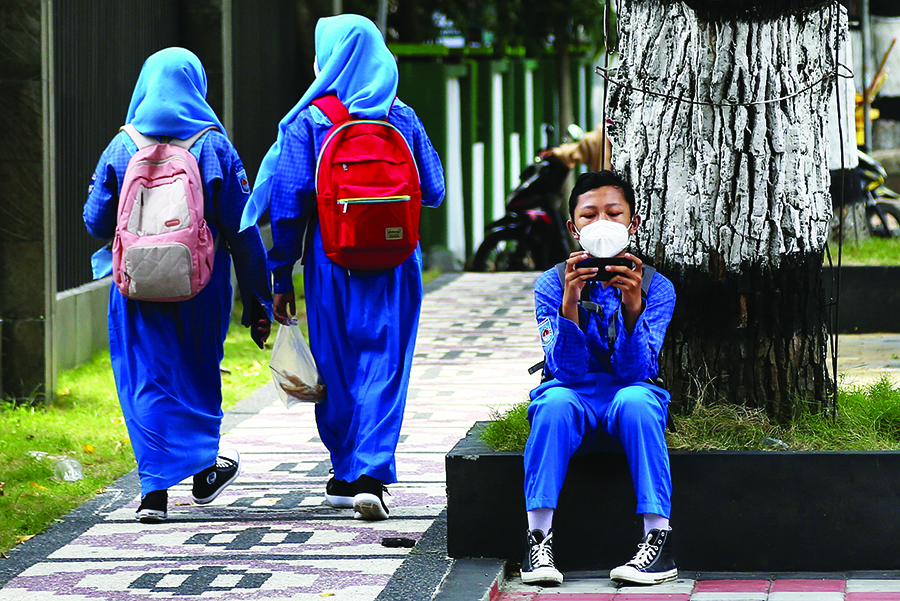 JANGAN SAMPAI TERPAPAR JUDOL: Seorang anak tengah bermain handphone, belum lama ini. Pengawasan orang tuan dan guru harus semakin ketat untuk melindungi anak terpapar judi online.(Ivan/Lombok Post)