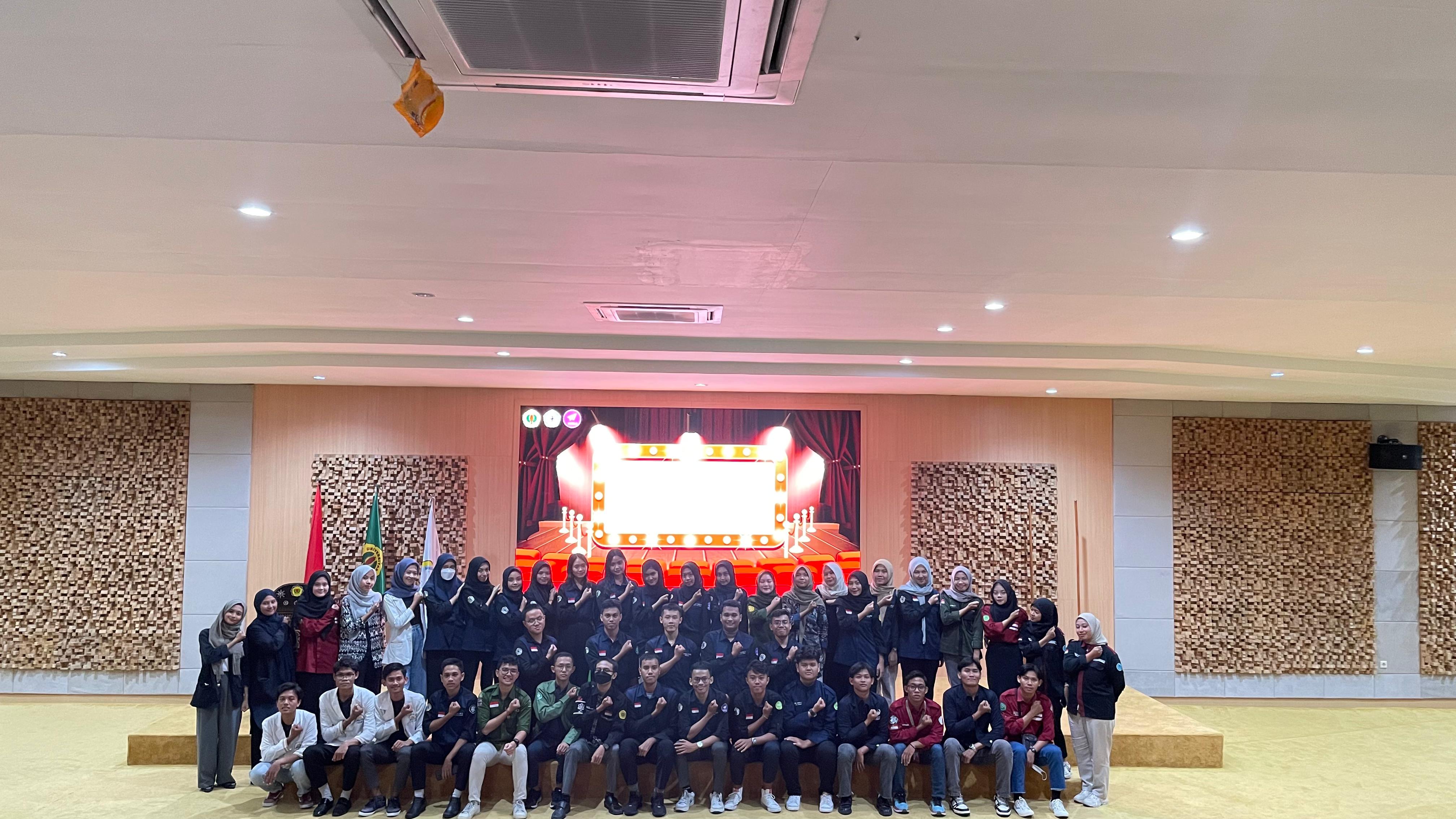 SATUKAN PANDANGAN: Perwakilan BEM universitas kesehatan yang ada di NTB usai diskusi di Auditorium dr Yunita Sabrina FKIK Unram, beberapa waktu lalu. (SYIHAB FOR LOMBOK POST)