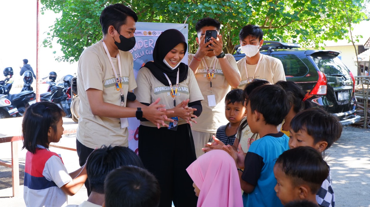 PEMERIKSAAN GRATIS: Mahasiswa pendidikan dokter mengajarkan anak pola hidup bersih dan sehat di Desa Taman Ayu, Gerung, Lobar, belum lama ini. (SYIHAB FOR LOMBOK POST)